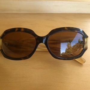 📌Vera Wang Sunglasses tortoise frame.